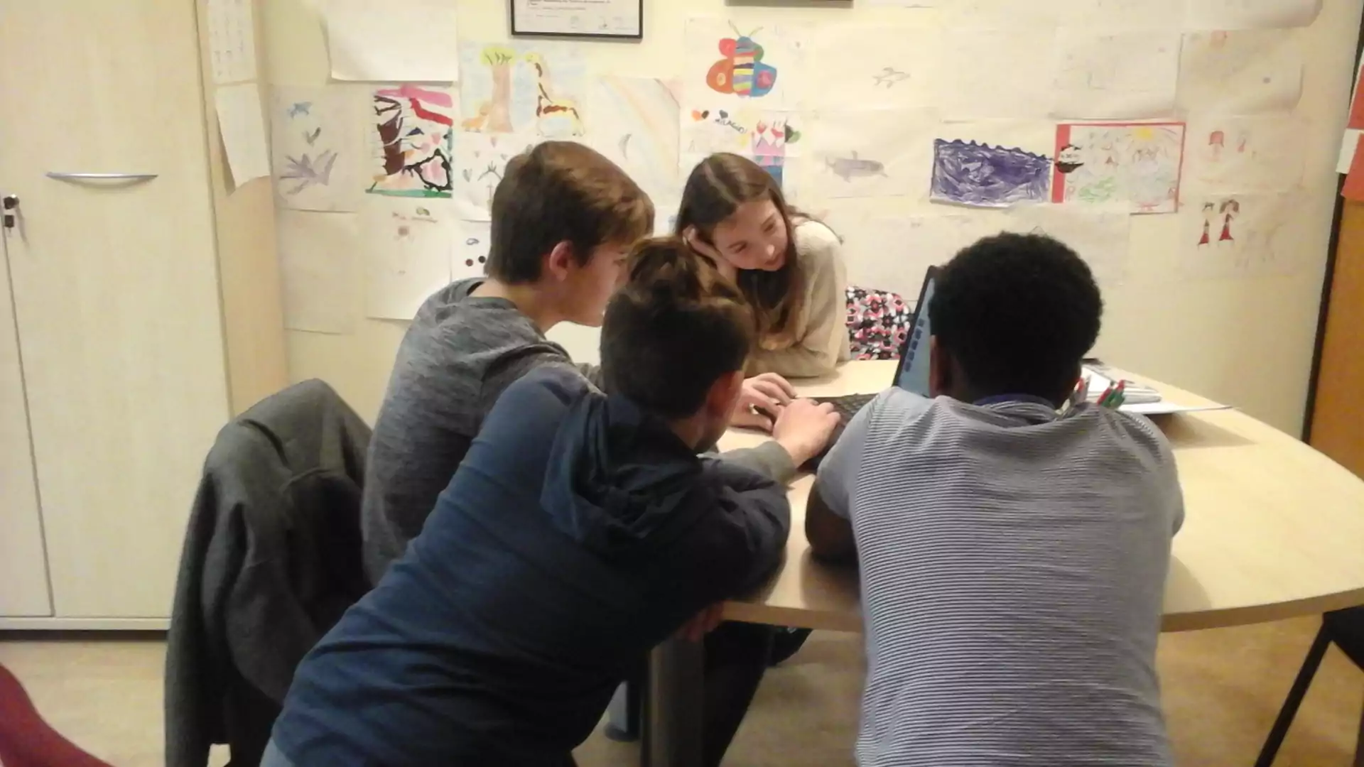 Taller d'astronomia Grup d'alumnes aprenent sobre astronomia