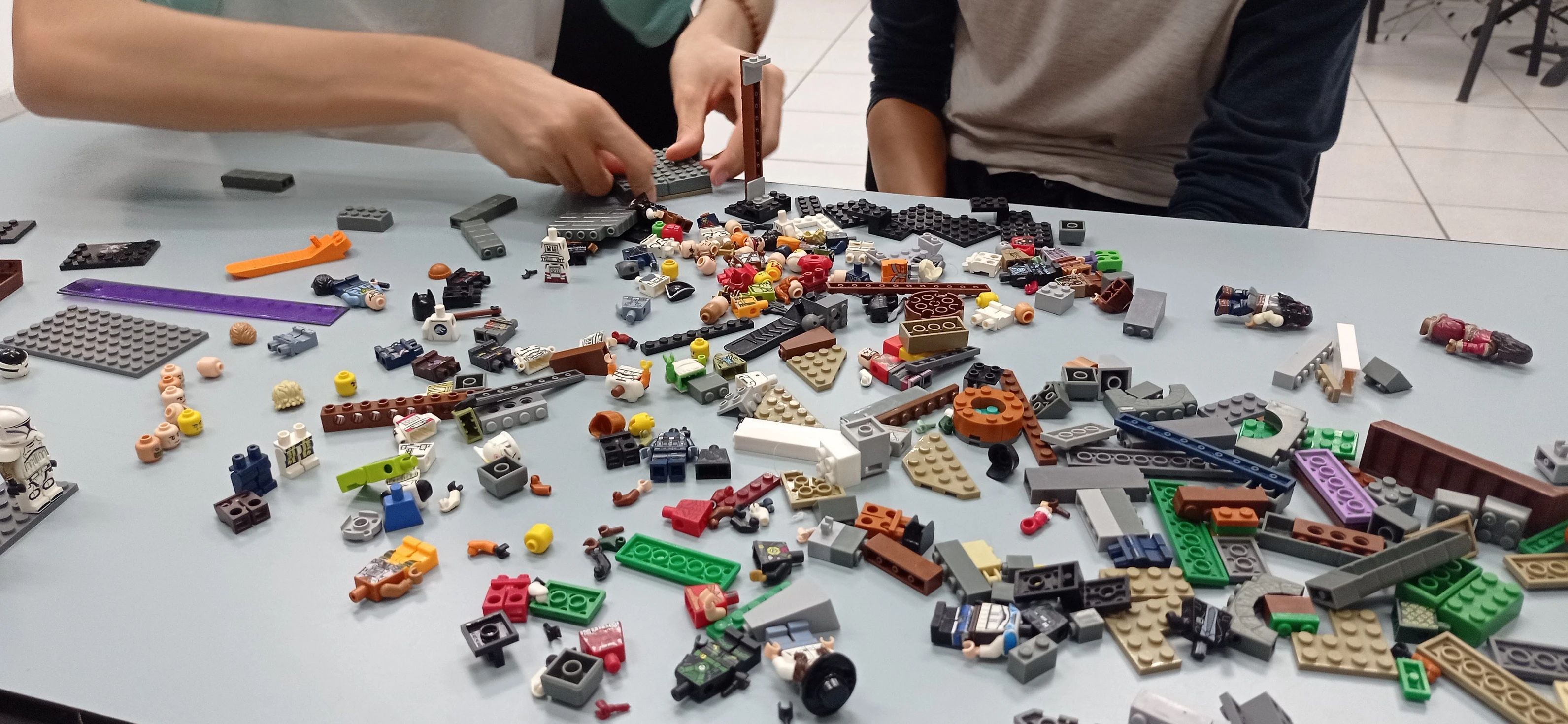 Alumnos construyendo con lego