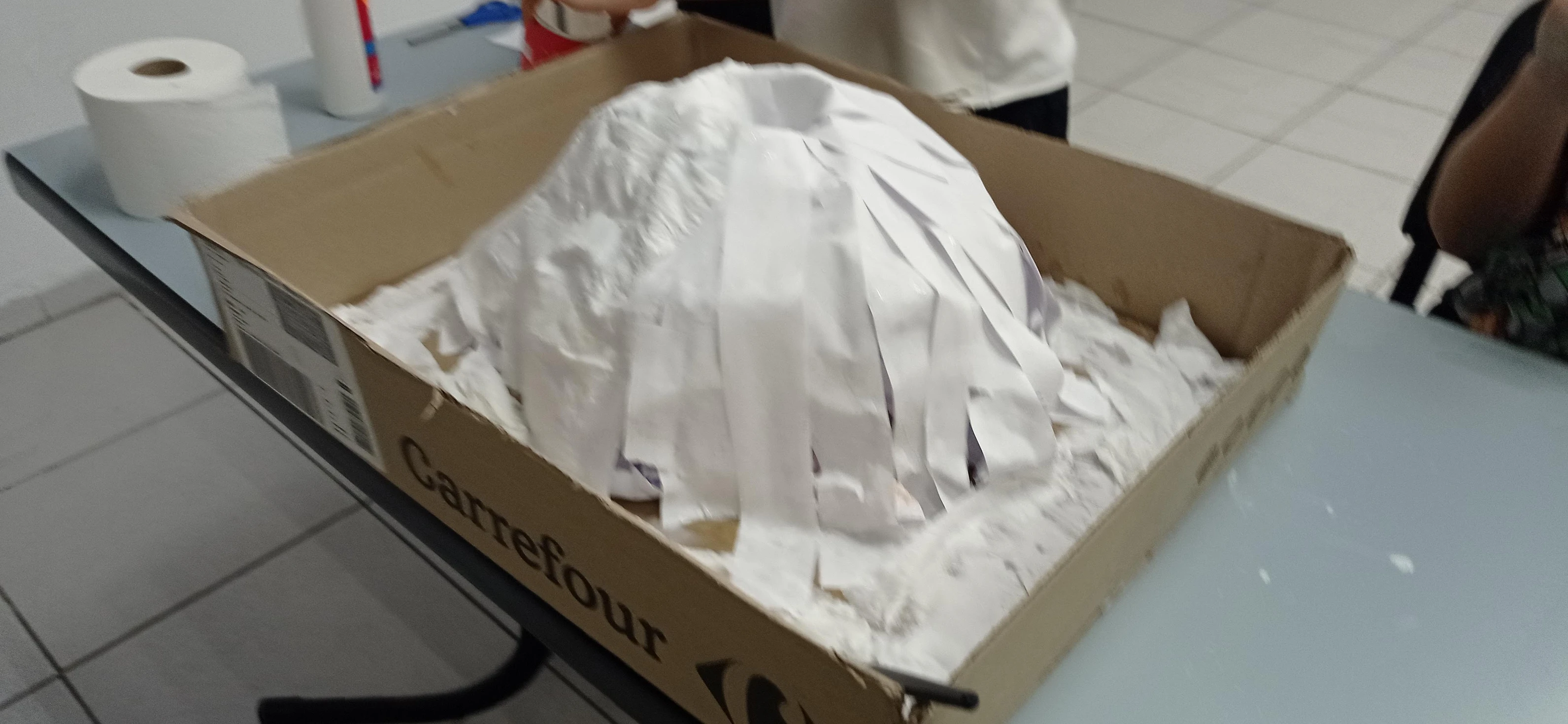 Maqueta de un volcán de papel