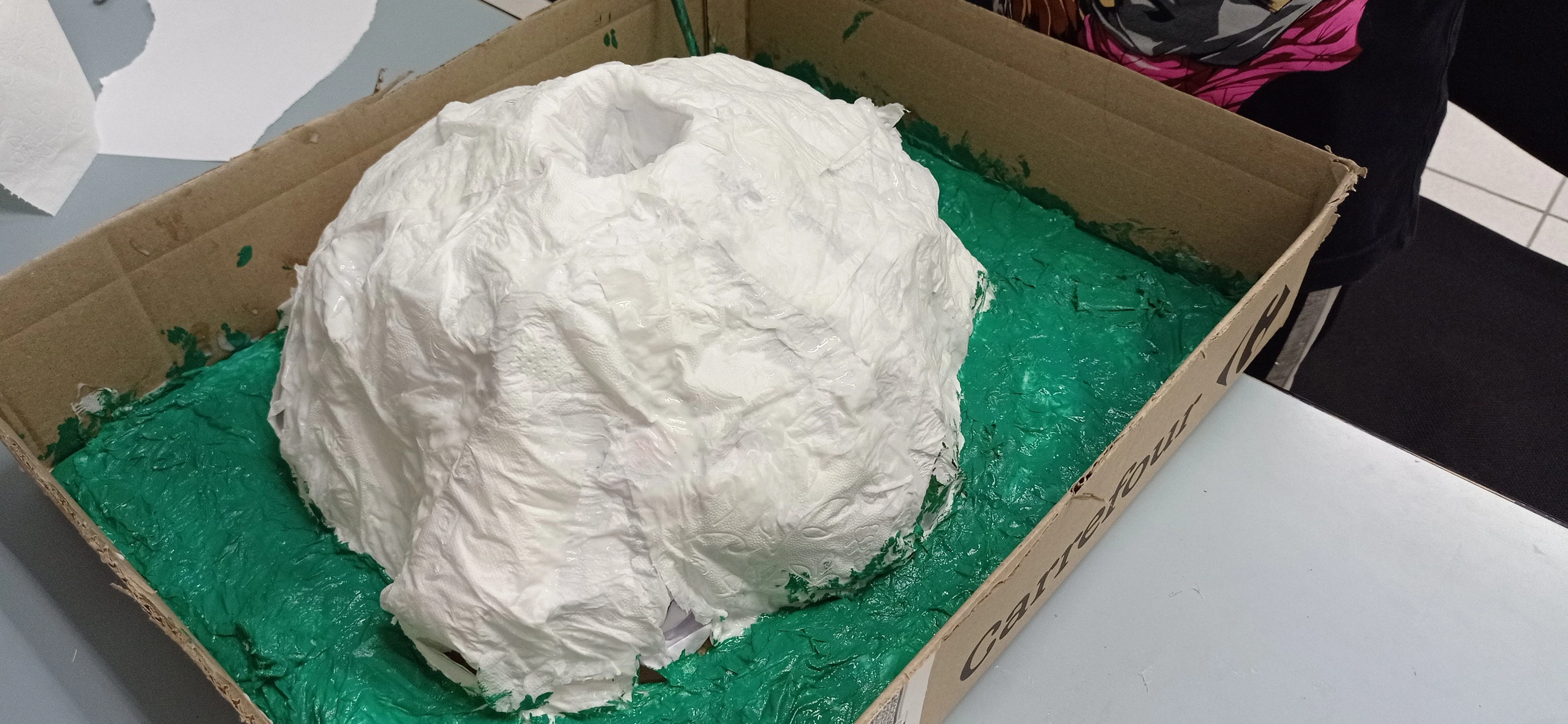 Maqueta de un volcán de papel